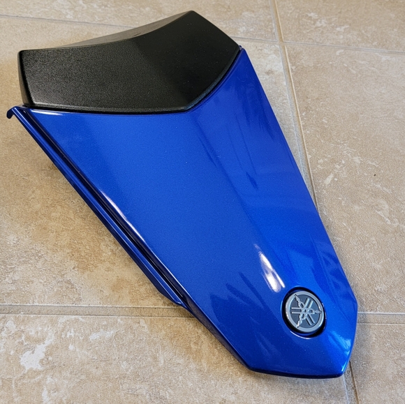 NEW Yamaha Rear Seat Cowl Blue And Parts R1 - Picture 1 of 10